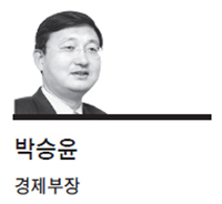 박승윤(언론인)
작년 말 MB정부의 청와대 비서관 출신들이 대거 공기업 감사에 선임됐다. 박근혜 대통령 당선자가 일갈했다. “공기업에 전문성이 없는 인사들을... 된 CEO를 가려낼 수 있는 학식과 경륜을 갖춘 사람들이다. 그럼에도 모든 정권에서 공기업 낙하산 인사가 자행된다. 제도가 아니라 공기업에 대한 인식이 문제인 것이다.