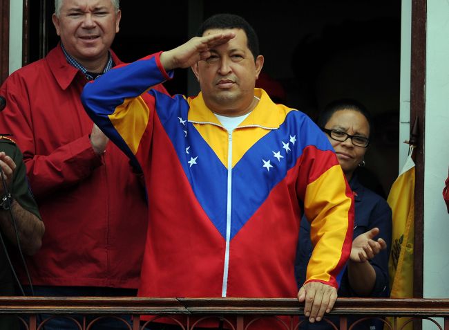 <YONHAP PHOTO-0235> This file picture shows Venezuelan President Hugo Chavez saluting supporters from a balcony of the presidential palace in Caracas on March 17, 2012. The President of the National Assembly Diosdado Cabello announced on January 8, 2013, that due to health reasons, Chavez will not be able to take the oath to be sworn in for a fourth term in office next January 10. AFP PHOTO/JUAN BARRETO../2013-01-09 06:37:47/ <저작권자 ⓒ 1980-2013 ㈜연합뉴스. 무단 전재 재배포 금지.>
This file picture shows Venezuelan President Hugo Chavez saluting supporters from a balcony of the presidential palace in Caracas on March 17, 2012.   AFP-Yonhap News