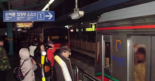 Passengers board train at Hankuk University of Foreign Studies Station. (This image is not directly related to the article. Yonhap News)