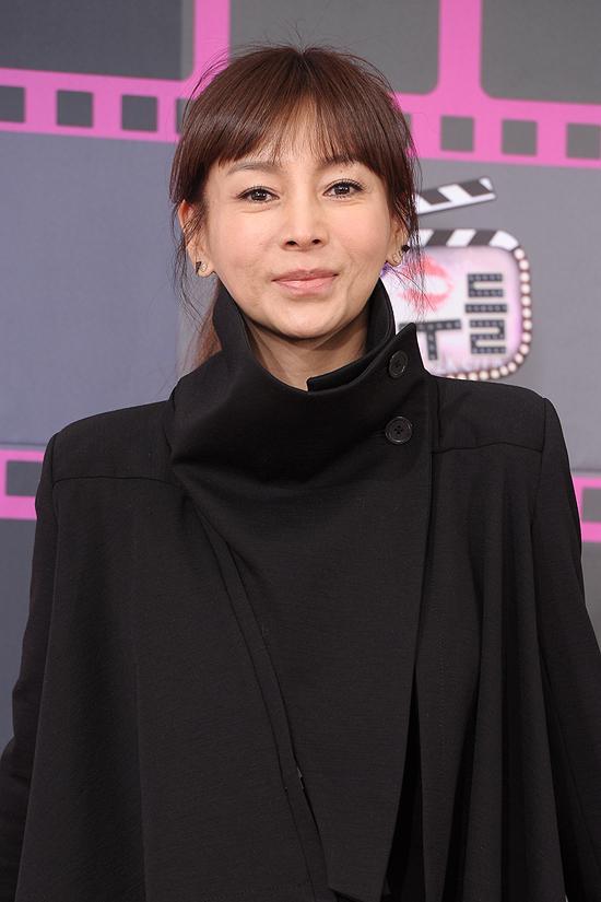 황신혜(배우)
배우 황신혜가 시트콤에 이어 예능프로그램에 도전하게 된 이유를 밝혔다. 황신혜는 1월 9일 오후 2시 경기도 일산 고양시 MBC 드림센터에서 진행된 ‘배우들’ 기자간담회에서 “...예능프로그램에 관심을 갖고 있었는데 선뜻 하지 못하고 있었다”고 말문을 열었다.