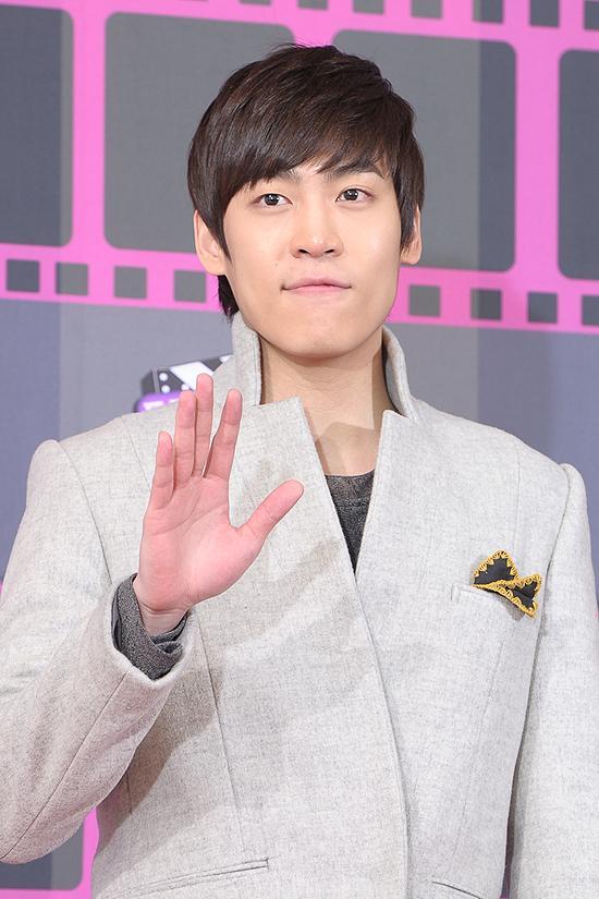 존박(박성규/가수)
존박이 배우들 사이에서 유일하게 가수로 ‘배우들’ 프로그램에 임하는 소감을 전했다. 존박은 1월 9일 오후 2시 경기도 일산 고양시 MBC 드림센터에서 진행된 ‘배우들’ 기자간담회에서 “유일한 가수로 마음이 편하고 아름다운 여배우들을 볼 수 있어서 즐겁다”고 입을 열었다.