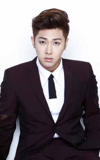 정윤호(가수/동방신기)
동방신기의 멤버 정윤호가 ‘야왕’에 출연한 소감을 밝혔다.
정윤호는 1월 9일 오후 서울 목동 SBS에서 열린 SBS 새 월화 드라마 ‘야왕’(연출 조영광 박신우, 극본 이희명) 제작발표회에 참석해 “오랜만에 정극에 도전한다. 부담감보다는 좋은 선배님들과 함께 하는 것에 재미를 느낀다”고 말했다.