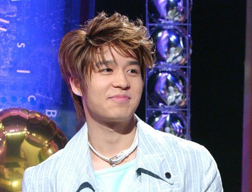 강성훈(가수)
Singer Kang sentenced to four years for swindling
강성훈 (KBS)