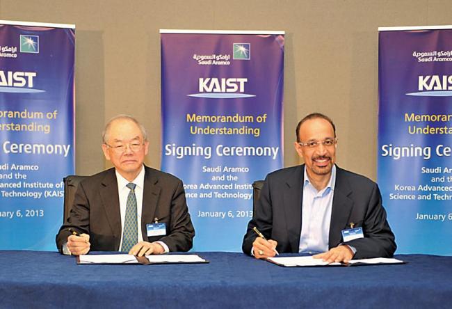 KAIST President Suh Nam-pyo (left) and Khalid A. Al-Falih, the president and CEO of Saudi Aramco, pose after signing an agreement to establish a joint research center at KAIST, on Monday in Saudi Arabia. KAIST