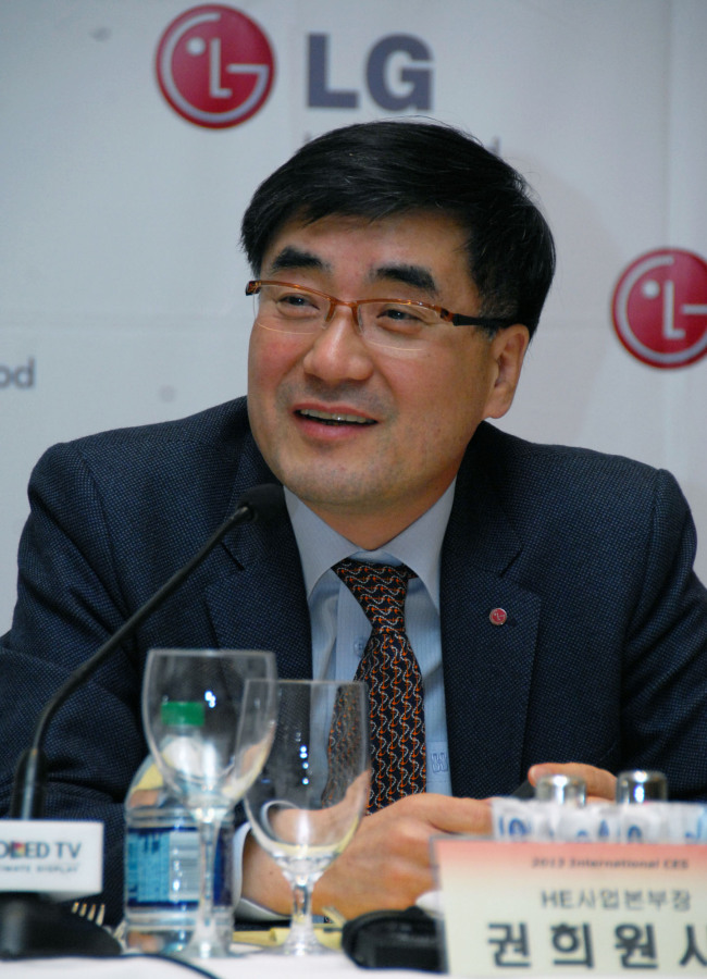 권희원(기업인/LG전자 사장)
세계 최초의 곡면형 OLED TV를 공개한 LG전자가 삼성전자보다 앞서 출시하겠다고 밝혀다. OLED TV와 UHD TV를 기반으로 차세대 프리미엄 TV 시장을 선도하겠다는 포부다.