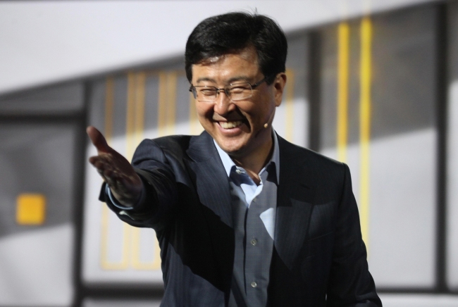 우남성(Stephen Woo/스티븐 우/기업인/삼성전자 사장)
우남성 삼성전자 시스템LSI사업부 사장은 9일(현지시간) 미국 라스베이거스 베네시안 호텔에서 열린 CES 2013 기조연설에서 ‘가능성의 실현(Mobilizing Possibility)’이라는 비전과 함께 “새로운 모바일기기의 출현을 이끄는 원동력으로서 반도체 부품과 솔루션의 역할이 더욱 중요해질 것”이라고 강조했다.