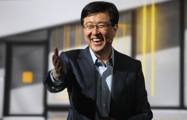 우남성(Stephen Woo/스티븐 우/기업인/삼성전자 사장)
우남성 삼성전자 시스템LSI사업부 사장은 9일(현지시간) 미국 라스베이거스 베네시안 호텔에서 열린 CES 2013 기조연설에서 ‘가능성의 실현(Mobilizing Possibility)’이라는 비전과 함께 “새로운 모바일기기의 출현을 이끄는 원동력으로서 반도체 부품과 솔루션의 역할이 더욱 중요해질 것”이라고 강조했다.