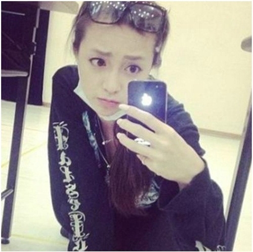 아유미(가수)
아유미가 셀카 사진을 공개하며 ‘외롭다’는 근황을 알렸다.
아유미는 지난 6일 자신의 트위터에 “스튜디오 B에는 아무도 없다. 외롭다”라는 글과 함께 사진 한 장을 공개했다. 공개된 사진 속 아유미는 트레이복을 입고 다소 찡그린 표정으로 울적함을 표현하고 있다.