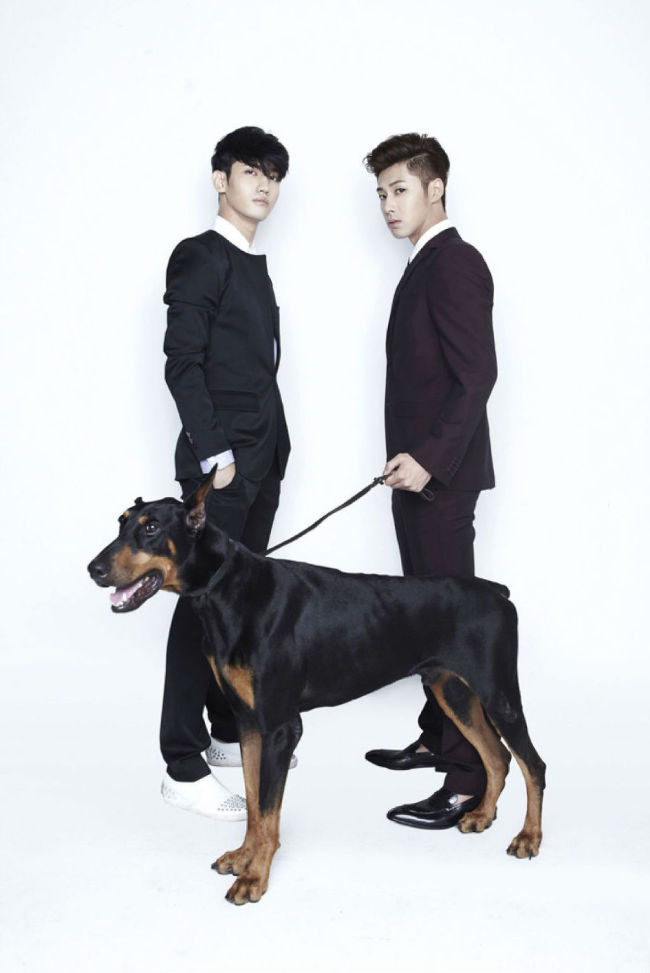 동방신기(가수/남자그룹)
지난해 ‘캐치 미(Catch Me)’로 앨범 차트를 석권했던 동방신기가 이번엔 드라마와 예능 쌍끌이 흥행 몰이에 나선다.
유노윤호는 정윤호란 본명으로 SBS 새 월화드라마 ‘야왕’에 출연한다. 9일 서울 양천구 SBS 목동사옥에서 열린 ‘야왕’ 제작발표회에 참석한 유노윤호는 “늘 신인배우라고 생각한다”며 “좋은 작품을 만나 연기자로 인사드리게 됐다. 늘 처음 마음처럼 연기하겠다”고 소감을 밝혔다.