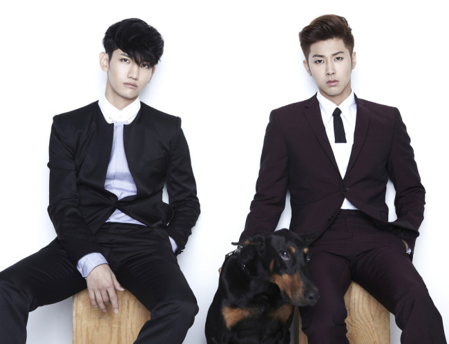 동방신기(가수/남자그룹)
지난해 ‘캐치 미(Catch Me)’로 앨범 차트를 석권했던 동방신기가 이번엔 드라마와 예능 쌍끌이 흥행 몰이에 나선다.
유노윤호는 정윤호란 본명으로 SBS 새 월화드라마 ‘야왕’에 출연한다. 9일 서울 양천구 SBS 목동사옥에서 열린 ‘야왕’ 제작발표회에 참석한 유노윤호는 “늘 신인배우라고 생각한다”며 “좋은 작품을 만나 연기자로 인사드리게 됐다. 늘 처음 마음처럼 연기하겠다”고 소감을 밝혔다.