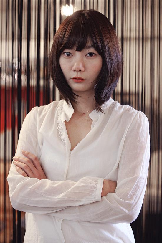 배두나(배우)
배우 배두나가 첫 할리우드 진출작 ‘클라우드 아틀라스’로 관객들 앞에 나섰다. 국내 배우가 할리우드 작품에 출연한다는 것이 흔한 일이 됐지만, 그만큼 큰 비중을 차지하는 이는 많지 않았다.