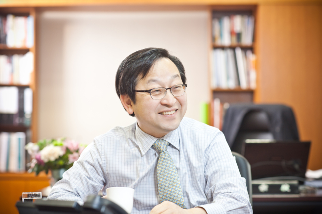 김종준(금융인/하나은행장)
김종준 하나은행장은 10일 “올해 중소기업 대출을 지난해보다 3조원 가량 늘릴 것”이라고 밝혔다.
김 행장은 이날 헤럴드경제와의 신년 인터뷰에서 “글로벌 경기침체와 지속적인 내수부진으로 인해 최근 중소기업들의 자금사정이 많이 악화됐다”며 이같이 말했다.