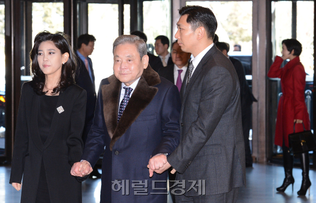 이부진(좌/기업인/호텔신라 사장),이건희(기업인/삼성전자 회장)
이건희 삼성전자 회장의 72세 생일인 지난 9일 삼성 사장단 신년 만찬이 치러진 서울 장충동 신라호텔에 중년 여성 5~6명이 나타났다. 이들은 이 회장의 팬임을 자처해 주변을 웃음짓게 했다.