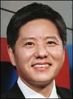 담철곤(기업인/오리온 회장)
오리온그룹 중국법인의 지난해 매출이 1조원을 돌파했다. 중국에 진출한 글로벌 제과업체 가운데 2010년 펩시를 제치고 2위에 오른 기세를 꾸준히 유지하는 것이다. 여기엔 담철곤 회장의 철저한 현지화 전략 강조가 한몫 한 것으로 그룹 안팎에선 보고 있다.