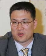 함돈희(서울대 교수)
28세에 한국인 최연소로 미국 하버드대 교수가 돼 화제를 모았던 함돈희(39ㆍ사진) 하버드대 응용물리학과 교수가 서울대에 임용될 전망이다.
서울대 공대는 최근 열린 인사위원회에서 함 교수를 전기전자공학부 전임교수로 임용하기로 하고 관련 절차를 밟고 있다고 10일 밝혔다.