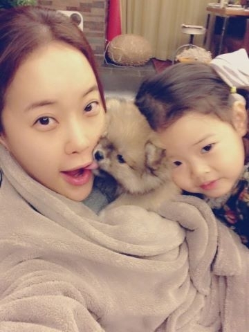 백지영(가수)
가수 백지영이 강아지, 조카와 찍은 사진을 공개했다.
백지영은 지난 9일 오후 자신의 트위터에 “삼각관계. 간만에 기분 좋아 날립니다”라는 글과 함께 한 장의 사진을 게재했다.
게재된 사진 속 백지영은 포근해보이는 가운을 입고 새끼 강아지와 귀여운 조카에게 안겨 행복한 표정을 짓고 있다.