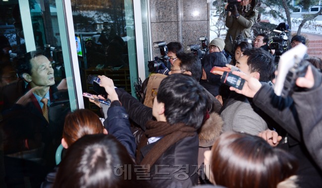 대통령직 인수위 김장수 외교국방통일분과 간사가 10일 인수위로 출근하며 문을 사이에 두고 기자들의 질문을 받고 있다.<br />안훈 기자/rosedale@heraldcorp.com 130110
대통령직 인수위 김장수 외교국방통일분과 간사가 10일 인수위로 출근하며 문을 사이에 두고 기자들의 질문을 받고 있다.
안훈 기자/rosedale@heraldcorp.com 130110