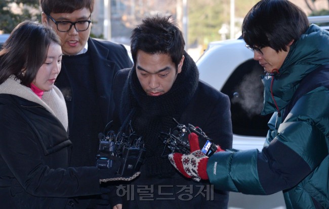 미성년자 간음·성추행 혐의로 수사를 받고 있는 룰라 출신의 방송인 고영욱이 미성년자 4명에 대한 간음 및 성추행(아동·청소년의 성보호에 관한 법률위반)으로 영장실질심사를 받기위해 서울.서부지방법원으로 들어가고 있다.<br />이상섭 기자. babtong@heraldcorp.com 2012.01.10
미성년자 간음·성추행 혐의로 수사를 받고 있는 룰라 출신의 방송인 고영욱이 미성년자 4명에 대한 간음 및 성추행(아동·청소년의 성보호에 관한 법률위반)으로 영장실질심사를 받기위해 서울.서부지방법원으로 들어가고 있다.
이상섭 기자. babtong@heraldcorp.com 2012.01.10