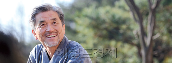 장사익(국악인)
부러움의 감탄사를 자아내게 만드는 인생은 더러 있지만, 감동을 주는 인생은 많지 않다. 전자는 대개 평범한 사람들의 삶과 유리된 무용담을 닮아 있어 헛헛한 뒷맛을 남긴다. 그러나 후자는 소박한 삶이어도 듣는 이를 숙연하게 만든다. 이는 무용담 특유의 과장된 수사 대신, 진정성이 이야기의 밑바탕에 깔려 있기 때문이다. ‘소리꾼’ 장사익(63)의 인생사는 후자로 수렴한다.