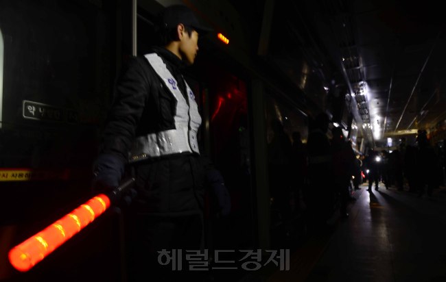 서울메트로가 10일 오전10시3호선 양재역에서 겨울철 전력수급 위기상황에 대비한 정전 대비 위기 대응 훈련을 실시하고 있다. 이번 훈련은 지하철 운행 중 갑작스런 정전으로 인해 대합실과 승강장의 조명이 모두 꺼지고 승강장 안전문이 작동되지 않는 상황을 진행했다. 박해묵 기자/mook@heraldcorp.com