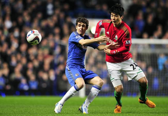 기성용(우/축구선수/스완지 시티AFC/MF)
Swansea City’s Ki Sung-yueng (right) and Chelsea’s Oscar challenge for the ball on Wednesday.   AFP-Yonhap News