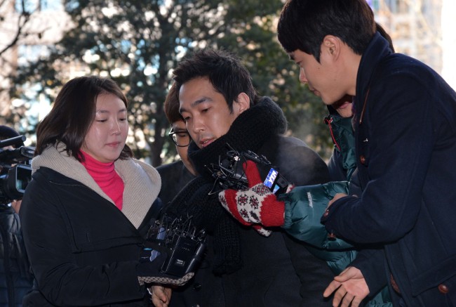 미성년자 간음·성추행 혐의로 수사를 받고 있는 룰라 출신의 방송인 고영욱이 미성년자 4명에 대한 간음 및 성추행(아동·청소년의 성보호에 관한 법률위반)으로 영장실질심사를 받기위해 서울.서부지방법원으로 들어가고 있다.<br />이상섭 기자. babtong@heraldcorp.com 2012.01.10
