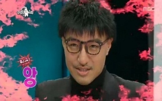 홍석천(배우)
홍석천이 원빈 머리로 발모의 꿈을 이루며 했지만 예상 밖의 모습이 나와 시청자들의 웃음을 자아냈다. 지난 9일 방송된 MBC ‘라디오 스타’에서는 ‘민머리 특집 2탄’으로 홍석천, 숀리, 염경환, 윤성호가 또 한 번 입담을 과시했다. 이날 방송에서 MC들은 탈모로 괴로워하는 민머리 4인방에게 다양한 스타일의 가발들을 제시했다.
