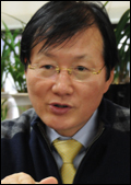 임세종(기업인/바른전자 대표)
임세종〈사진〉바른전자 대표가 밝힌 올해 성장전략을 한 마디로
표현한다면 ‘다양화’다. 새로운 수출시장을 개척하는 한편 기존 사업부문에서 축적된 노하우를 바탕으로 사업부문을 다각화해 경제위기의 파고를 넘겠다는 것.