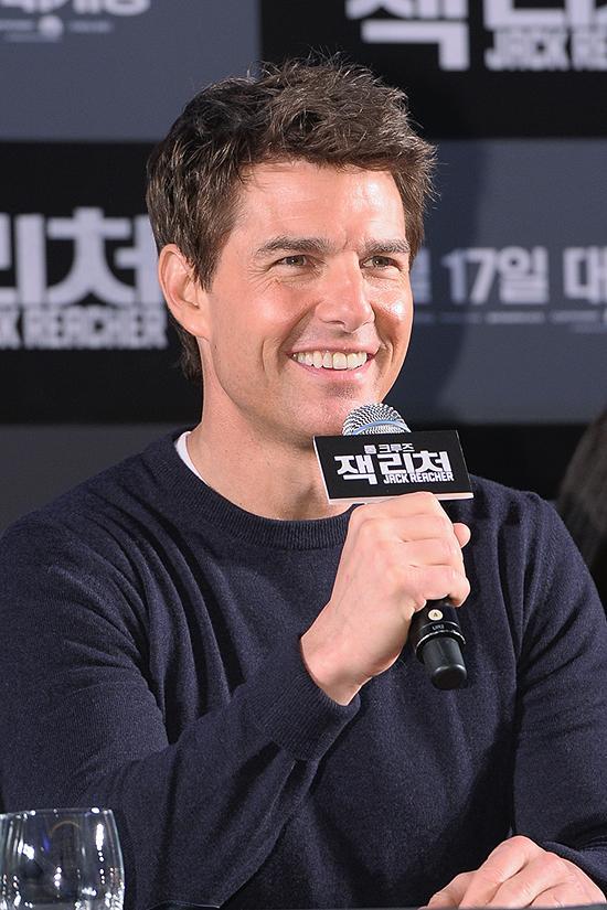 탐 크루즈(Tom Cruise/배우)
할리우드 배우 톰 크루즈가 싸이의 ’강남스타일’을 언급했다.
톰 크루즈는 1월 10일 오전 서울 여의도 콘래드 호텔에서 열린 영화 ‘잭 리처’ 내한 기념 취재진과 만난 자리에서 "여러분 안녕하십니까. 새해 복 많이 받으십시오"라고 인사를 건넸다.