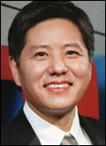 담철곤(기업인/오리온 회장)
오리온그룹 중국법인의 지난해 매출이 1조원을 돌파했다. 중국에 진출한 글로벌 제과업체 가운데 2010년 펩시를 제치고 2위에 오른 기세를 꾸준히 유지하는 것이다. 여기엔 담철곤 회장의 철저한 현지화 전략 강조가 한몫한 것으로 그룹 안팎에선 보고 있다.