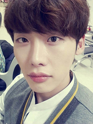 이종석(배우)
이종석이 초근접 셀카로 꿀피부를 자랑했다. 배우 이종석은 지난 9일 자신의 미투데이에 “나 이쁨? 활력소가 필요해. 가사 좋은 노래 추천 좀” 이라는 글과 함께 한 장의 사진을 공개했다.