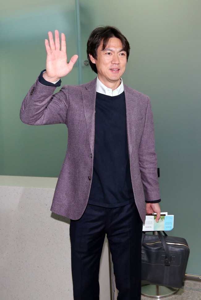 Hong Myung-bo waves at Incheon International Airport on Thursday.   Yonhap News