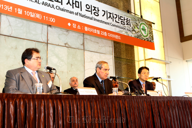 Sami R. Al-Araji (center), chairman of Iraq’s National Investment Commission, speaks at a news conference in Seoul on Thursday. At left is Khalil Al-Mosawi, Iraqi ambassador to Korea, and at right is Kim Hyun-myung, Korean ambassador to Iraq.  Hanwha E&C