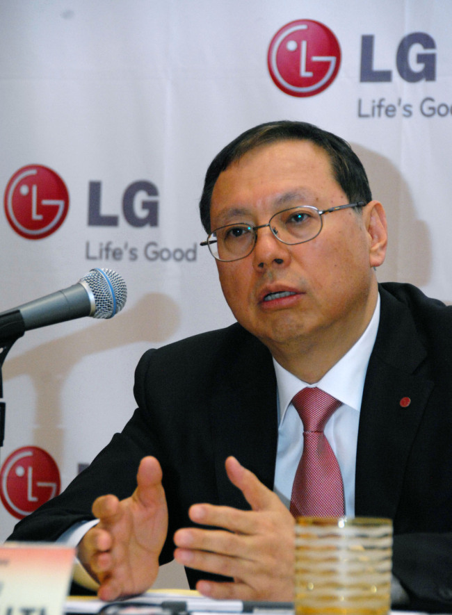 조성진(기업인/LG전자 사장)
LG전자 조성진 HA사업본부장(사장)이 2015년까지 세계 가전 시장 1위기업으로 거듭나겠다는 목표를 밝혔다. 지역 특화 제품 개발 및 시장 차별화, 더 쉽고 편리한 스마트 기술로 고객들이 갖고 싶다고 열망하는 LG전자의 생활가전라인으로 거듭나겠다는 목표다.