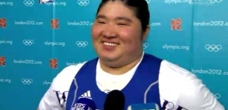 장미란(역도선수)
결국 눈물을 보이고 말았다. 쿨하고 멋있게 은퇴 기자회견을 갖자고 다짐했지만 ‘역도 여제’는 선수로서 갖는 마지막 무대에서 소리없이 많은 눈물을 흘렸다. 한국 여자 역도 간판 장미란(30)이 많은 영광과 기쁨을 안겨준 바벨을 놓았다.