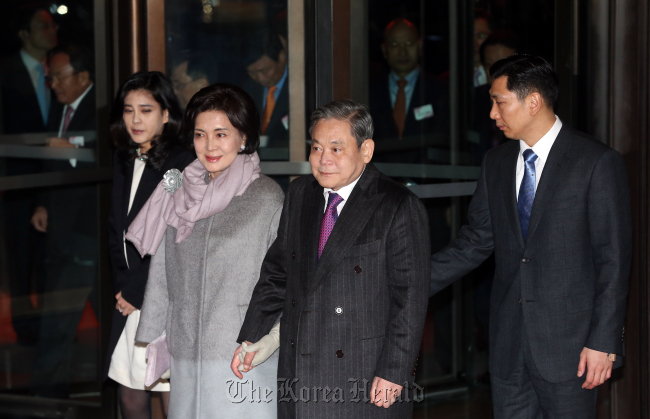 이부진(좌부터/기업인/호텔신라 사장),홍라희(리움 미술관 관장),이건희(기업인/삼성전자 회장)
<YONHAP PHOTO-1506> '신년 사장단 만찬' 참석하는 이건희 (서울=연합뉴스) 박동주 기자 = 72세 생일을 맞은 이건희 삼성그룹 회장이 홍라희 리움 미술관 관장과 함께 9일 오후 서울 장충동 신라호텔에서 열린 '신년 사장단 만찬행사'에 참석하고 있다. 2013.1.9 pdj6635@yna.co.kr/2013-01-09 18:24:18/ <저작권자 ⓒ 1980-2013 ㈜연합뉴스. 무단 전재 재배포 금지.>
Samsung Electronics chairman Lee Kun-hee arrives at Shilla Hotel to attend his 72nd birthday party on Wednesday.   Yonhap News