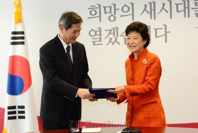 President-elect Park Geun-hye receives Chinese Communist Party chief Xi Jinping’s letter from Chinese Vice Foreign Minister Zhang Zhijun in her office in Seoul on Thursday.   Ahn Hoon/The Korea Herald