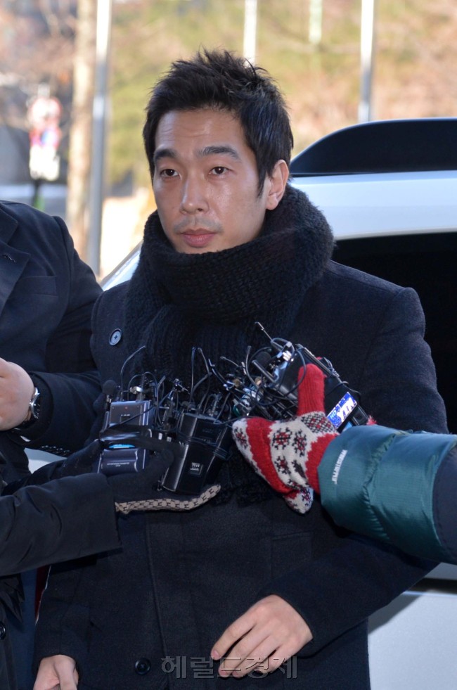 고영욱(가수)
가수 고영욱(36)이 미성년자 성폭행·강제 추행한 혐의(미성년자간음 등)로 결국 구속됐다. 10일 고영욱에 대한 구속 전 피의자 심문(영장실질심사)을 담당한 서울서부지법 이동근 영장전담 부장판사는 “증거 인멸 및 도망할 염려가 인정된다”며 영장을 발부했다.