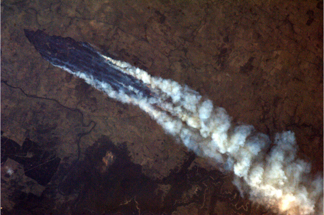 <YONHAP PHOTO-1296> This photo, taken by Astronaut Chris Hadfield from the International Space Station, Tuesday Jan. 8, 2013 shows a view of the wildfire near Burrinjuck Dam in Australia. Look closely and you can see the flames from orbit. (AP Photo/NASA, Chris Hadfield)/2013-01-10 14:19:52/ <저작권자 ⓒ 1980-2013 ㈜연합뉴스. 무단 전재 재배포 금지.>
This photo, taken by astronaut Chris Hadfield from the International Space Station, shows a view of the wildfires in Australia.   AP-Yonhap News