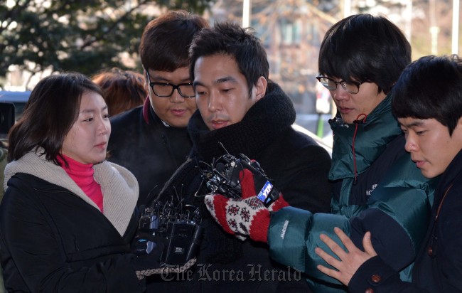 미성년자 간음·성추행 혐의로 수사를 받고 있는 룰라 출신의 방송인 고영욱이 미성년자 4명에 대한 간음 및 성추행(아동·청소년의 성보호에 관한 법률위반)으로 영장실질심사를 받기위해 서울.서부지방법원으로 들어가고 있다.<br />이상섭 기자. babtong@heraldcorp.com 2012.01.10
Ko Young-wook (third from left) enters the Seoul Western District Court on Thursday.   Yonhap News
