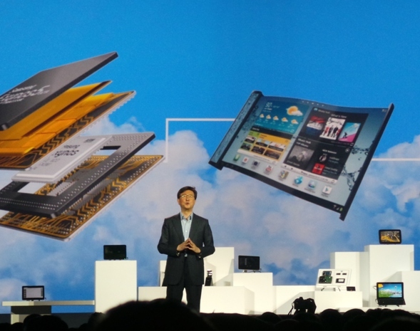 Woo Nam-sung, president of Samsung Electronics’ System LSI division, introduces the next-generation flexible OLED display for mobile phones during his keynote speech at the Consumer Electronics Show in Las Vegas on Thursday.   Joint Press Corps.