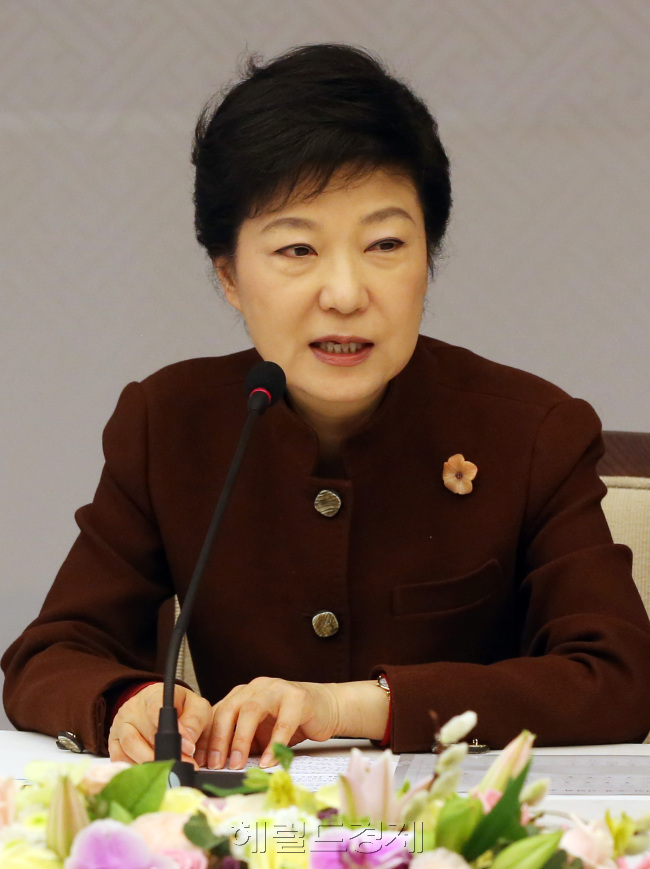 박근혜(대통령당선자/국회의원/새누리당)
박근혜 대통령 당선인이 빨간색을 서서히 벗고 있다. 전국을 붉게 물들인 빨간 점퍼와 목도리는 물론, 당선 후에도 즐겨입던 빨간 블라우스와 스웨터도 며칠째 입지 않았다. 대신 자주색과 주황색 등 혼합색을 주로 착용, 평소 강조해온 ‘대통합’을 간접적으로 피력하고 있다.