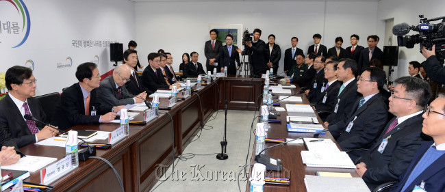 Officials from the Defense Ministry brief the presidential transition team on Friday.   Ahn Hoon/The Korea Herald