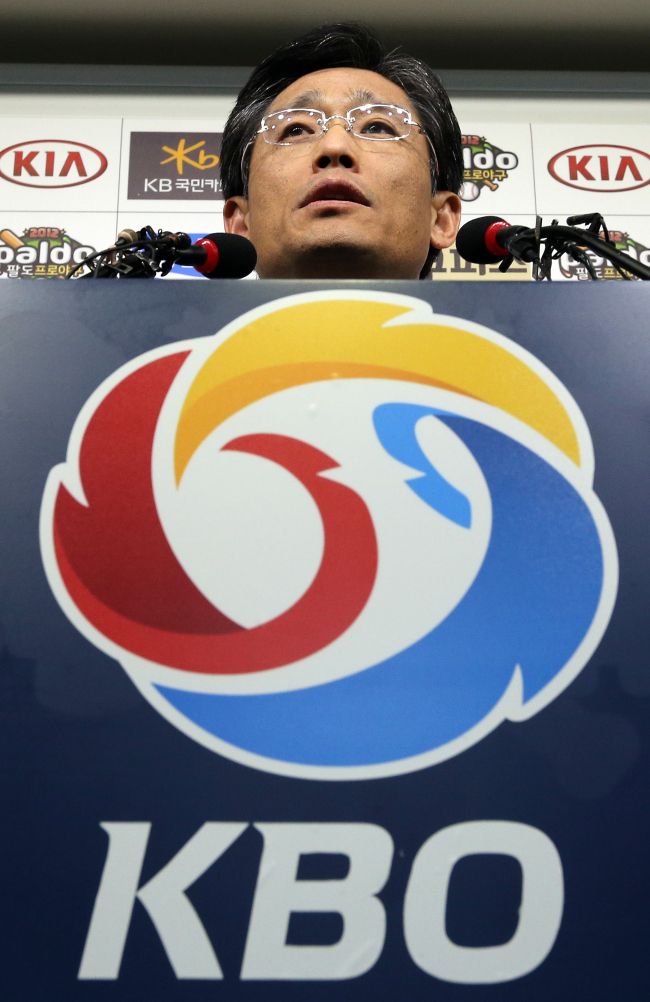 양해영(스포츠인/한국야구위원회)
KBO Secretary-General Yang Hae-young announces the results of a board meeting on the review of two bidders seeking to create a 10th baseball team in Seoul on Friday.
Yonhap News