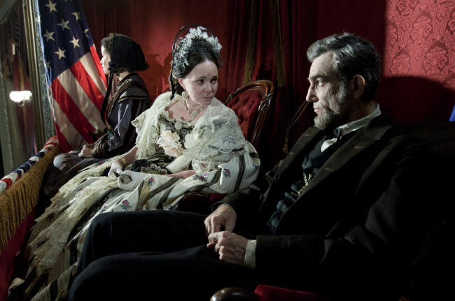 Sally Field (center) and Daniel Day-Lewis appear in a scene from “Lincoln.”   AP-Yonhap News