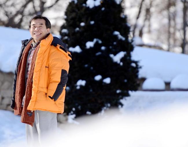 고도원(작가/아침편지문화재단 이사장)
Go Do-won enjoys the view at Godowon Healing Center in Chungju, North Chungcheong Province, Jan. 3. (Ahn Hoon/The Korea Herald)
