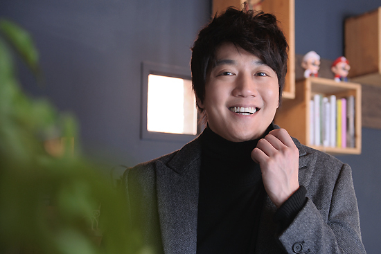김래원(배우)
이번 영화에서 김래원의 멋있는 모습을 절대 찾아볼 수 없다. 하지만 다문화 가정에서 자란 영광(지대한 분)을 만나면서 점점 진정한 행복을 깨닫는 그의 모습은 아름답기 그지없다. 사실 김래원이 분한 유일한 역은 강렬하거나 돋보이는 캐릭터는 아니다. 그 역시 잘 알고 있는 사실이었지만, 이 영화에 대한 애착이 컸기 때문에 캐릭터의 비중은 중요하지 않았다.