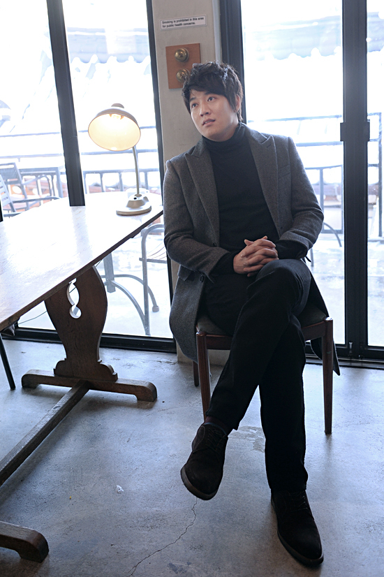 김래원(배우)
이번 영화에서 김래원의 멋있는 모습을 절대 찾아볼 수 없다. 하지만 다문화 가정에서 자란 영광(지대한 분)을 만나면서 점점 진정한 행복을 깨닫는 그의 모습은 아름답기 그지없다. 사실 김래원이 분한 유일한 역은 강렬하거나 돋보이는 캐릭터는 아니다. 그 역시 잘 알고 있는 사실이었지만, 이 영화에 대한 애착이 컸기 때문에 캐릭터의 비중은 중요하지 않았다.