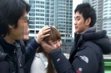 수지(가운데/배수지/가수/미쓰에이),김수현(배우)
배우 김수현이 수지를 향해 애정을 과시한 사진이 공개됐다.
최근 한 온라인 커뮤니티 게시판에는 ‘촬영장에서 귀여움 받는 수지’라는 제목으로 두 장의 사진이 게재됐다.
　