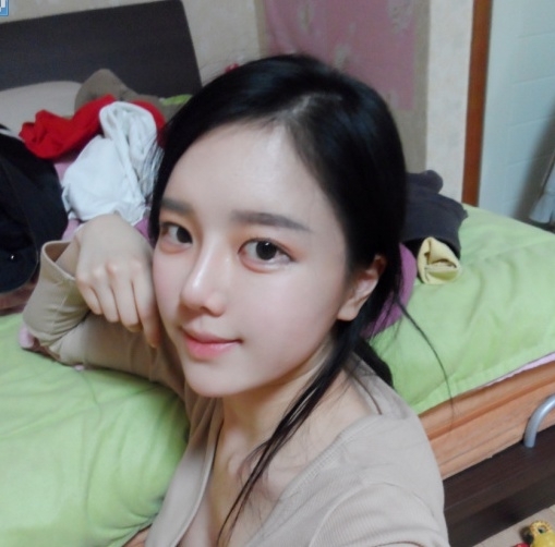 고두림(화제인물)
고두림이 청순함이 돋보이는 셀카를 공개했다.
고두림은 12일 자신의 미니홈피에 “아.. 집정리 좀 해야겠다. 요즘 집 오면 바로 잠듬”, “레이디 인 블랙, 블라우스 특이하고 예쁘다” 등 글과 함께 몇 장의 셀카를 공개했다.